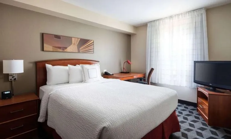 Standard day use room with TV screen and work desk at Sonesta Simply Suites Seattle Renton.