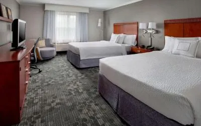 Day use twin room with work desk at Sonesta Select Tinton Falls Eatontown.