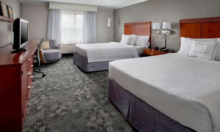 Day use twin room with work desk at Sonesta Select Tinton Falls Eatontown.