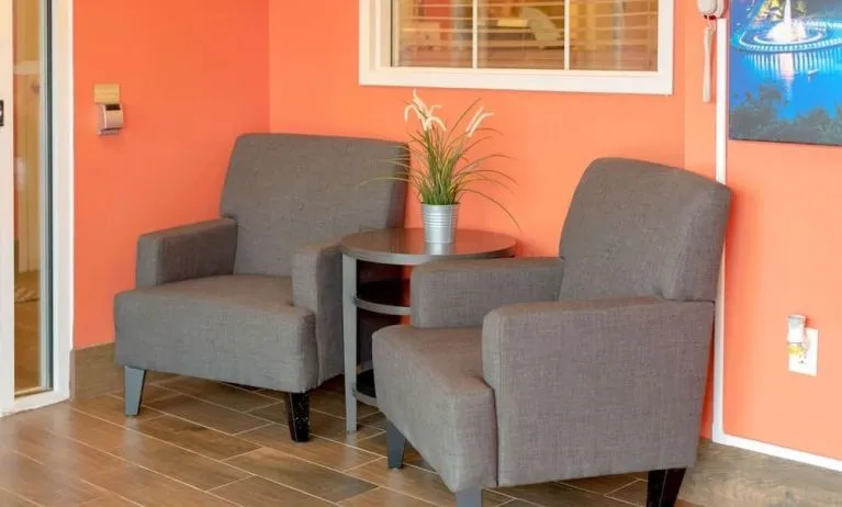 Lobby lounge at Sonesta Simply Suites Pittsburgh Airport.