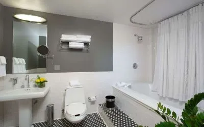 Private guest bathroom with combined shower and tub at Sonesta Columbus Downtown.