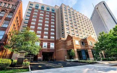 Exterior and parking area at Sonesta Columbus Downtown.