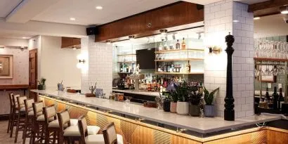 On-site bar at The Shelburne Sonesta New York.