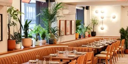 Dining area at The Shelburne Sonesta New York.
