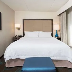 Day use room with natural light at Hampton Inn Bloomington.