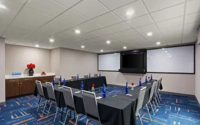 Professional meeting area at Hampton Inn Bloomington.