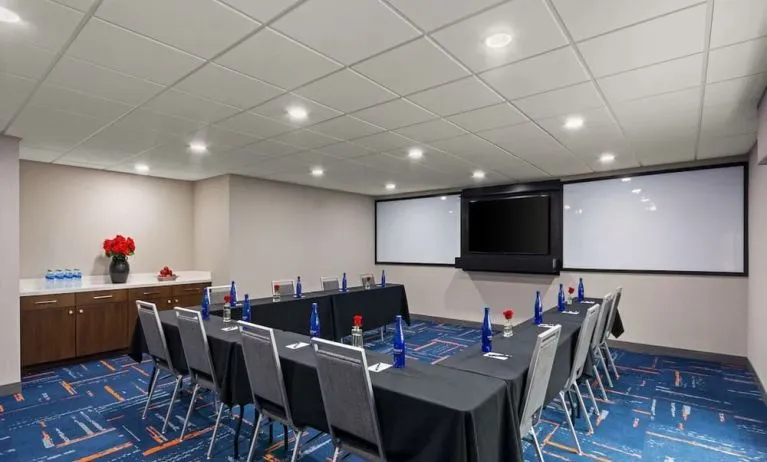 Professional meeting area at Hampton Inn Bloomington.