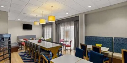 Dining area perfect for coworking at Hampton Inn Bloomington.