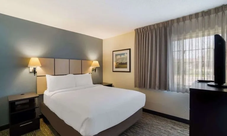 King bed at Sonesta Simply Suites Des Moines.