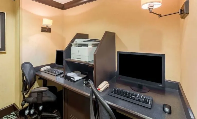 Business center with computers, printer and ergonomic chairs 	at Sonesta ES Suites Atlanta - Perimeter Center.