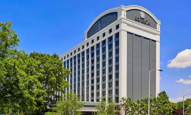 Exterior view and parking area at Sonesta Atlanta Airport North.