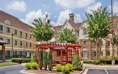 Hotel patio with lounge seating at Sonesta ES Suites Atlanta Alpharetta Avalon.