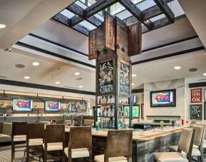 Dining area at Sonesta Atlanta Airport South.