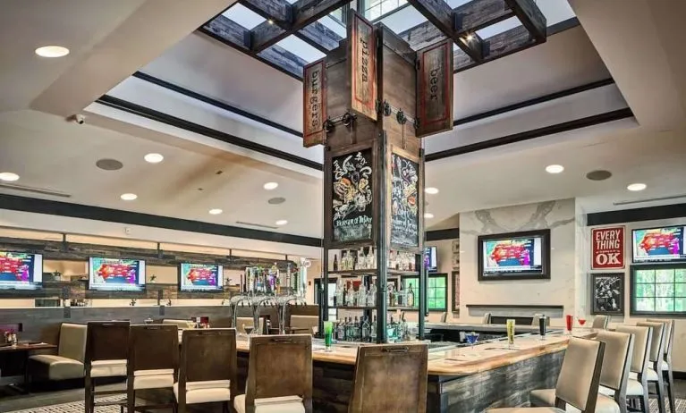 Dining area at Sonesta Atlanta Airport South.
