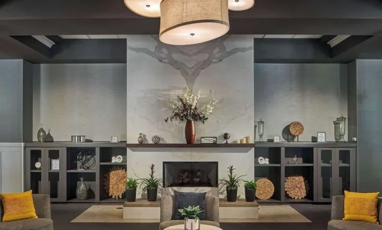 Lobby lounge area at Sonesta Atlanta Airport South.