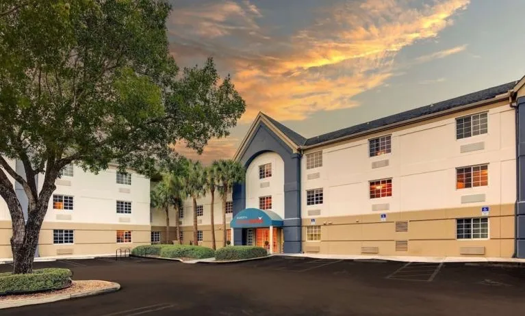 Exterior view and parking area at Sonesta Simply Suites Miami Airport Doral.