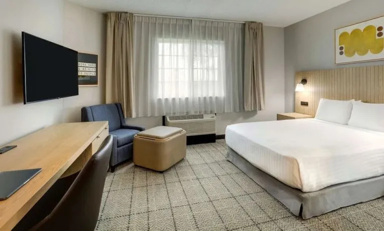 Day use room with work desk at Sonesta Simply Suites Miami Airport Doral.