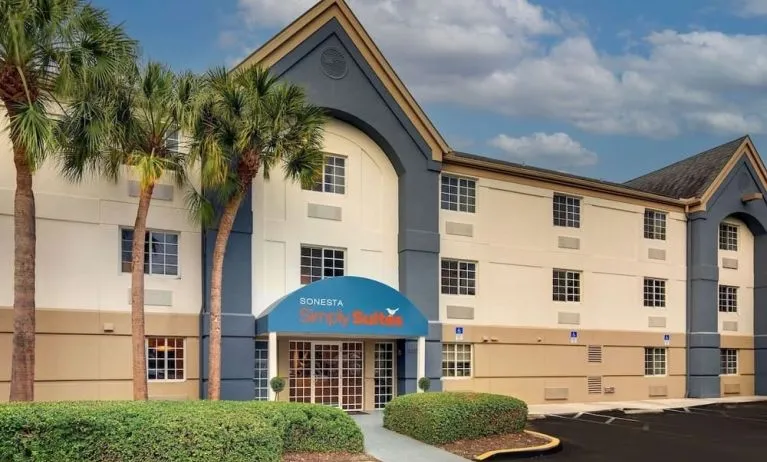 Exterior view of Sonesta Simply Suites Miami Airport Doral.