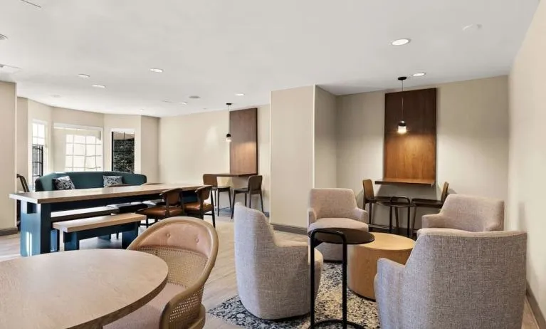 Dining area at Sonesta ES Suites Denver South - Park Meadows.