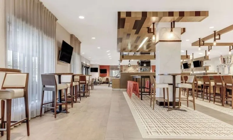 Dining area at Sonesta Anaheim Resort Area.