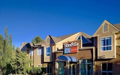 Exterior view and parking area at Sonesta ES Suites Flagstaff.