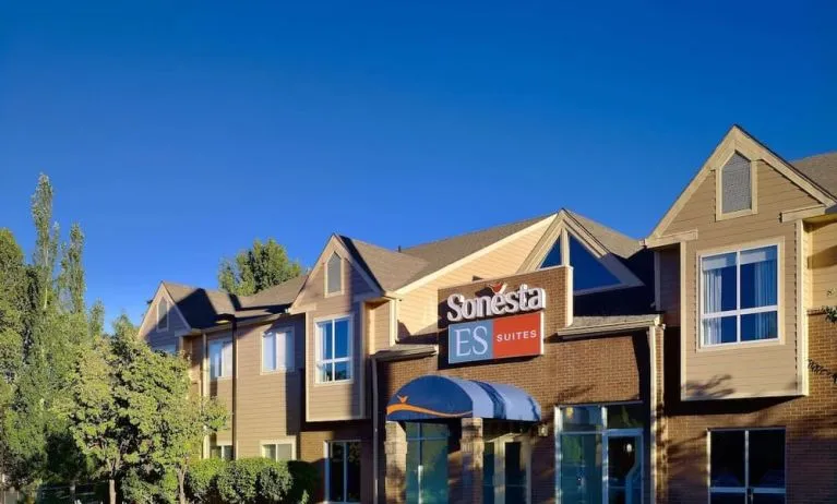 Exterior view and parking area at Sonesta ES Suites Flagstaff.