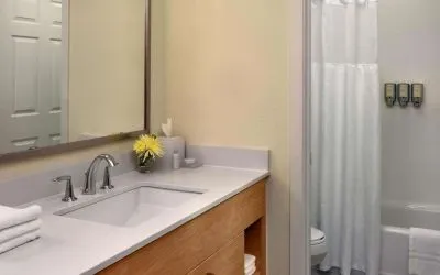 Private guest bathroom with combined shower and tub at Sonesta ES Suites Flagstaff.