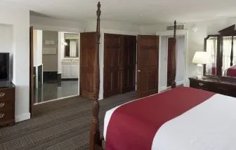 King room at Fairbanks Inn.