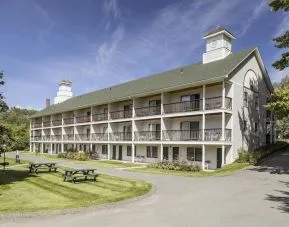Hotel picnic area at Fairbanks Inn.