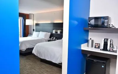 Day use twin room with coffee corner, mini-fridge and microwave heater at Holiday Inn Express & Suites Bensenville - O'Hare.