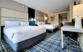 Day use twin room with work desk and private bathroom at Holiday Inn Belcamp - Aberdeen Area.
