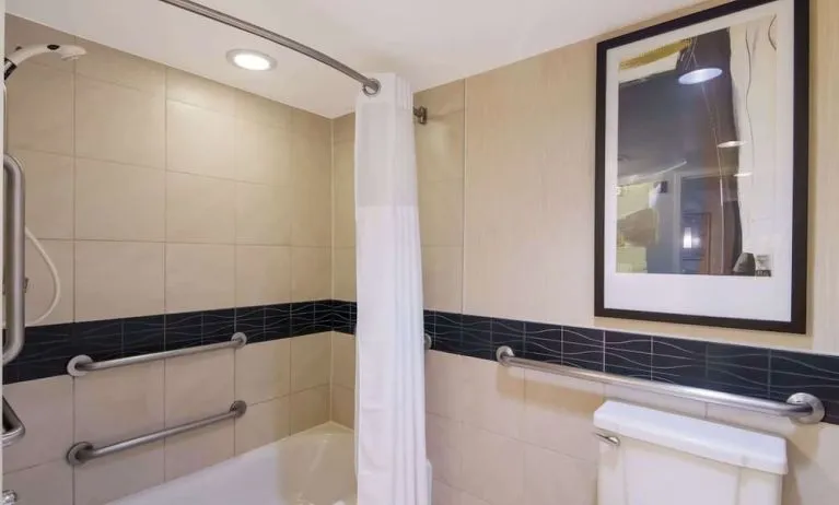 Private guest bathroom with combined shower and tub at Sonesta ES Suites Chicago Downtown Magnificent Mile - Medical.