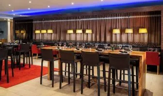 Dining area perfect for coworking at Hilton San Francisco Financial District.