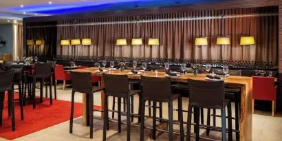 Dining area perfect for coworking at Hilton San Francisco Financial District.