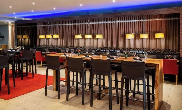 Dining area perfect for coworking at Hilton San Francisco Financial District.