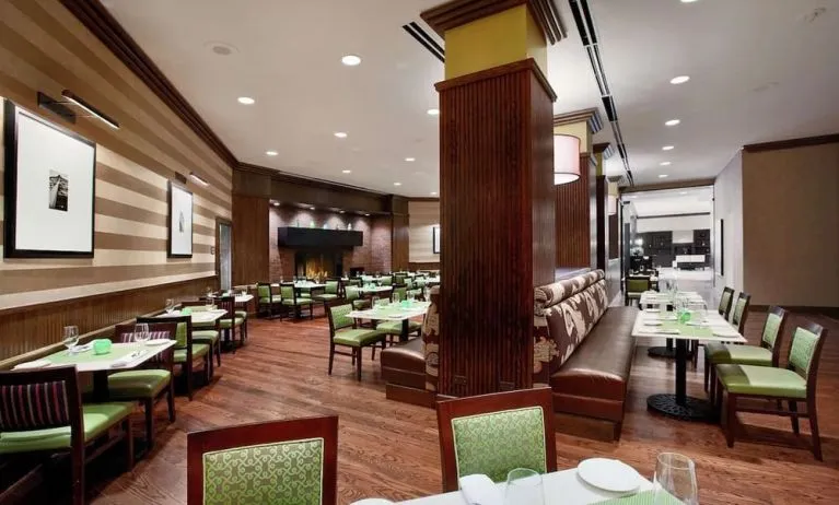 Dining area perfect for coworking at Hilton Rosemont/Chicago O'Hare.