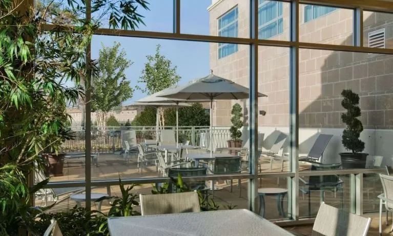 Courtyard perfect for coworking at Embassy Suites By Hilton Hampton Convention Center.