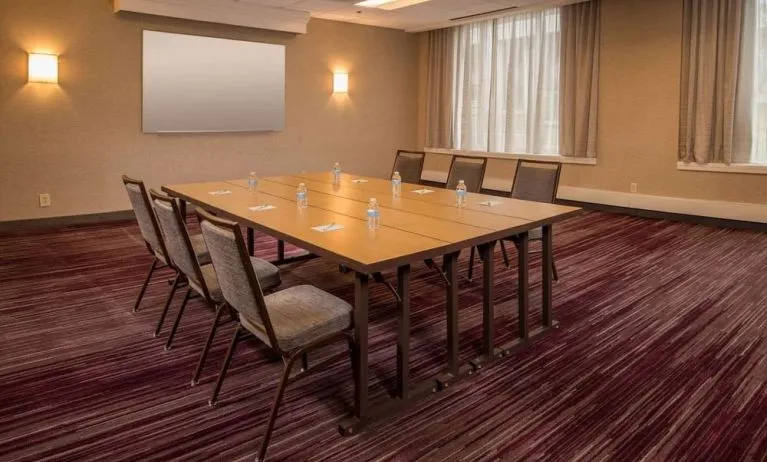 Professional meeting room at Sonesta Select Arlington Rosslyn.