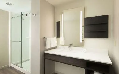 Guest bathroom with shower at Hilton Garden Inn Memphis Downtown.