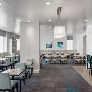 Dining area perfect for coworking at Hilton Garden Inn NYC Financial Center/Manhattan Downtown.

