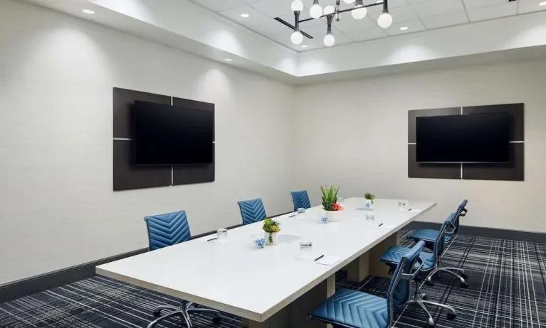 Meeting room at Hilton Charlotte Airport.
