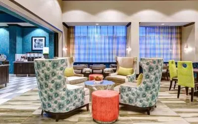 Lobby and coworking lounge at Hampton Inn & Suites By Hilton Atlanta Perimeter Dunwoody.