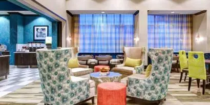Lobby and coworking lounge at Hampton Inn & Suites By Hilton Atlanta Perimeter Dunwoody.