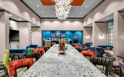 Dining area perfect for coworking at Hampton Inn & Suites By Hilton Atlanta Perimeter Dunwoody.