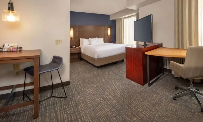 Day use room with work desk and workspace at Sonesta ES Suites Baltimore BWI Airport.
