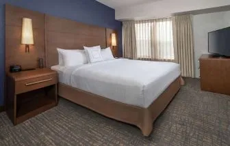 King bed at Sonesta ES Suites Baltimore BWI Airport.