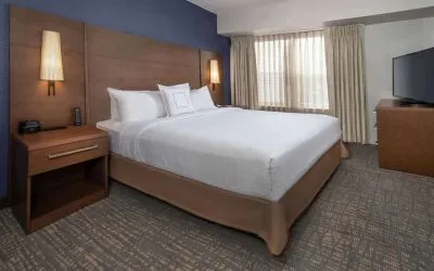 King bed at Sonesta ES Suites Baltimore BWI Airport.