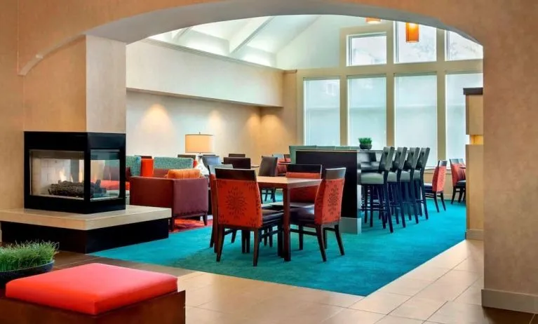 Dining area at Sonesta ES Suites Allentown Bethlehem Airport.