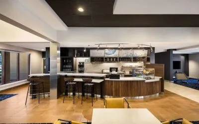 Dining area at Sonesta Select San Jose Airport.