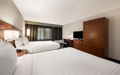 Day use twin room with work desk, TV screen and private bathroom at Sonesta Select San Jose Airport.